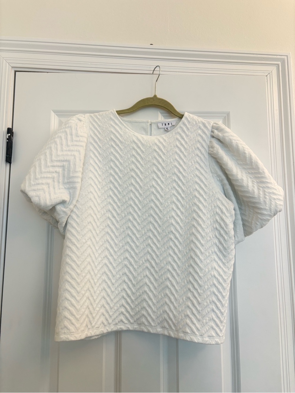 THML White Chevron Textured Puff Sleeve Blouse